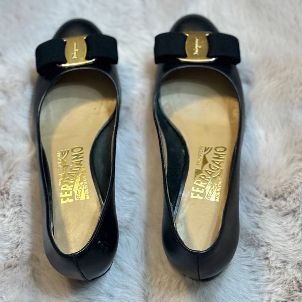 FERRAGAMO Women’s Vara Leather Pumps Sz 4 B Black/Gold - Picture 3 of 9
